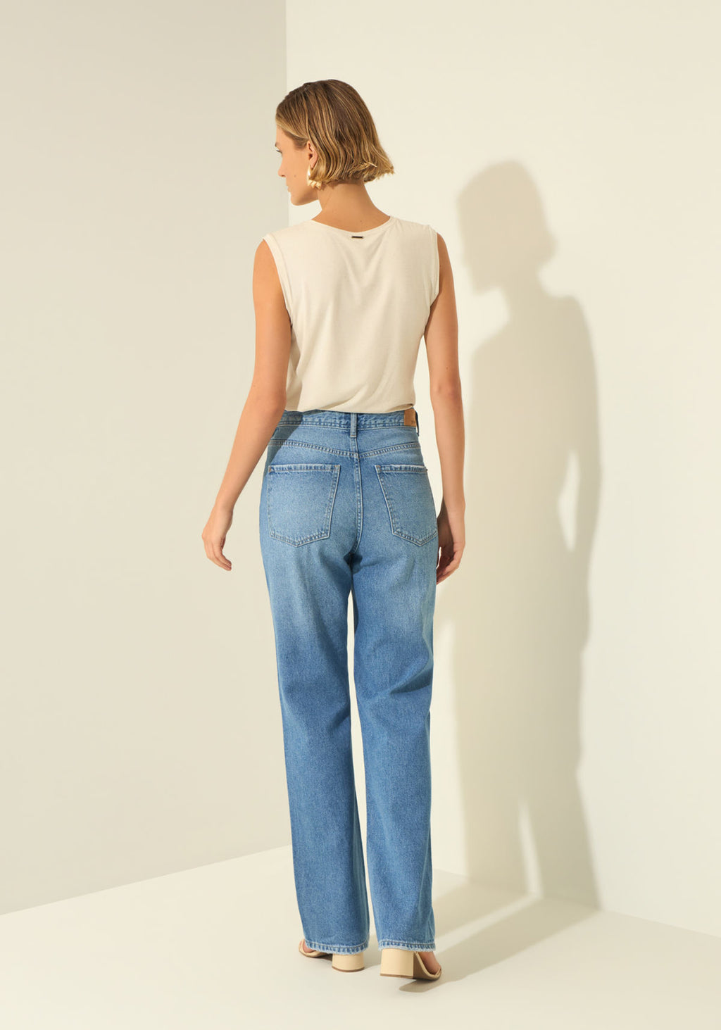 Calça Jeans Reta Com Cintura Alta E Bolsos