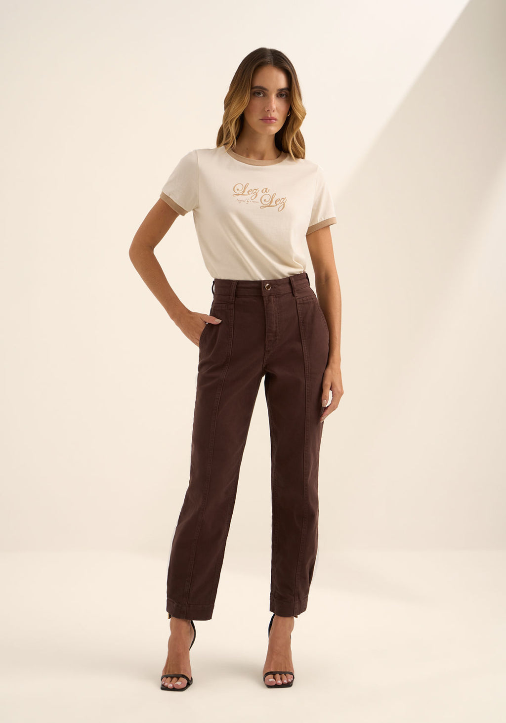 Calça Mom Em Sarja Com Cintura Alta Lez A Lez Feminino 1625E