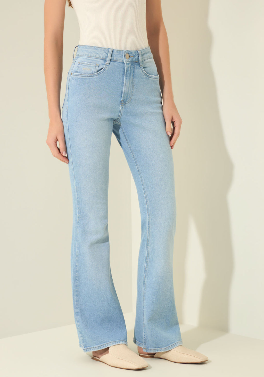 Calça Jeans Flare Com Cintura Alta E Elastano