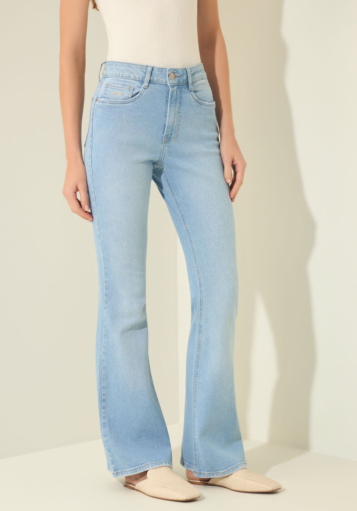 Calça Jeans Flare Com Cintura Alta E Elastano