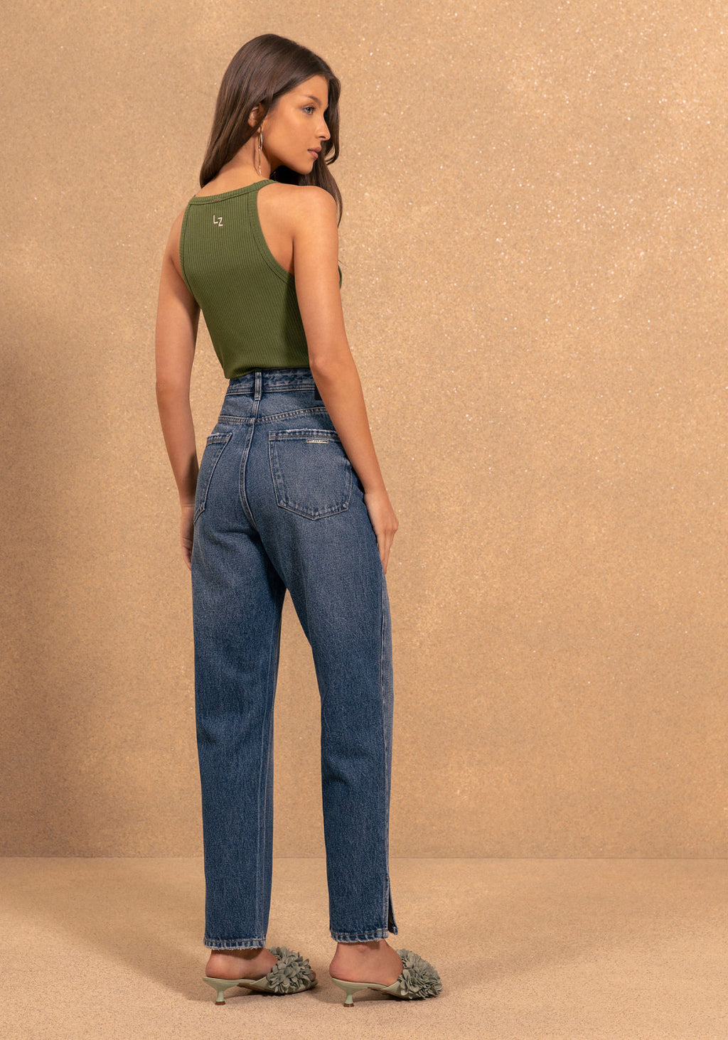 Calça Mom Jeans Com Cintura Alta E Abertura Nas Barras
