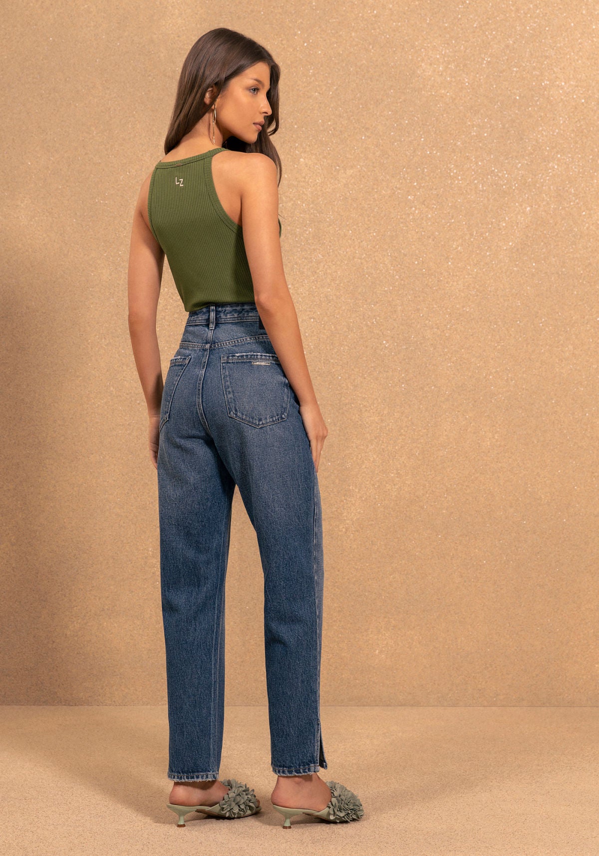 Calça Mom Jeans Com Cintura Alta E Abertura Nas Barras