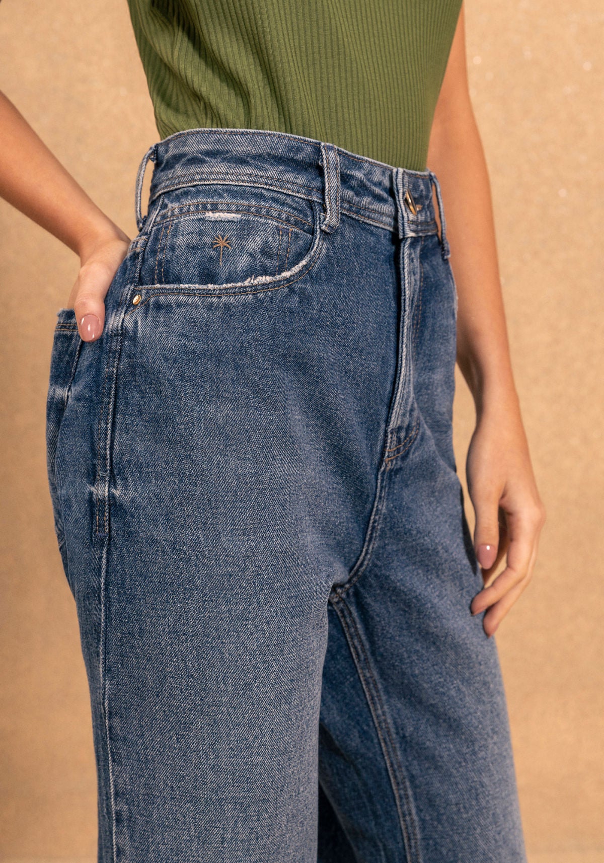 Calça Mom Jeans Com Cintura Alta E Abertura Nas Barras
