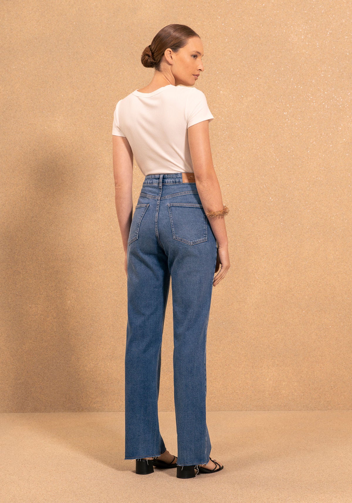 Calça Jeans Reta Com Cintura Alta E Barras A Fio
