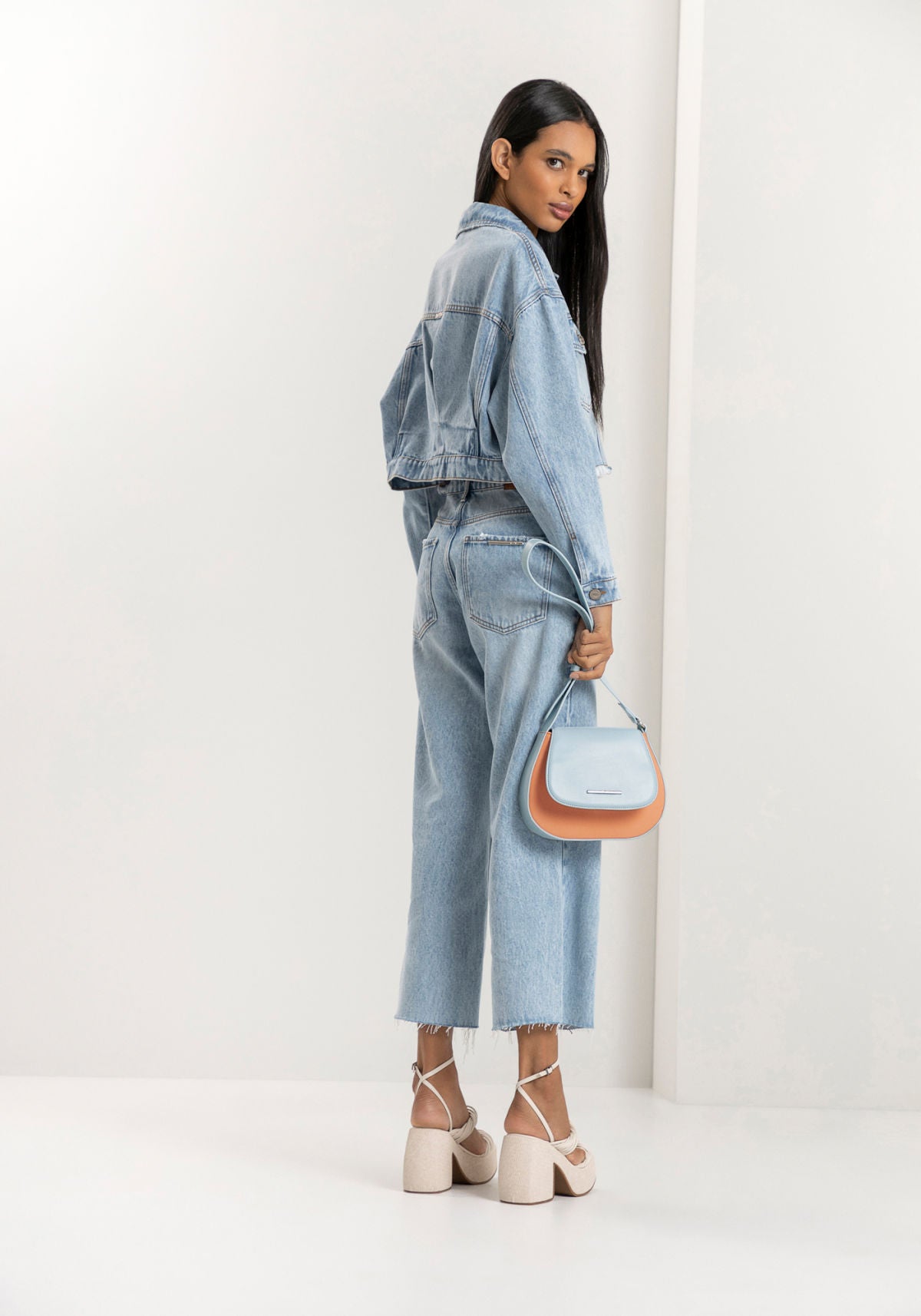 Jaqueta Jeans Cropped com Prega Lez A Lez Feminino 7178L
