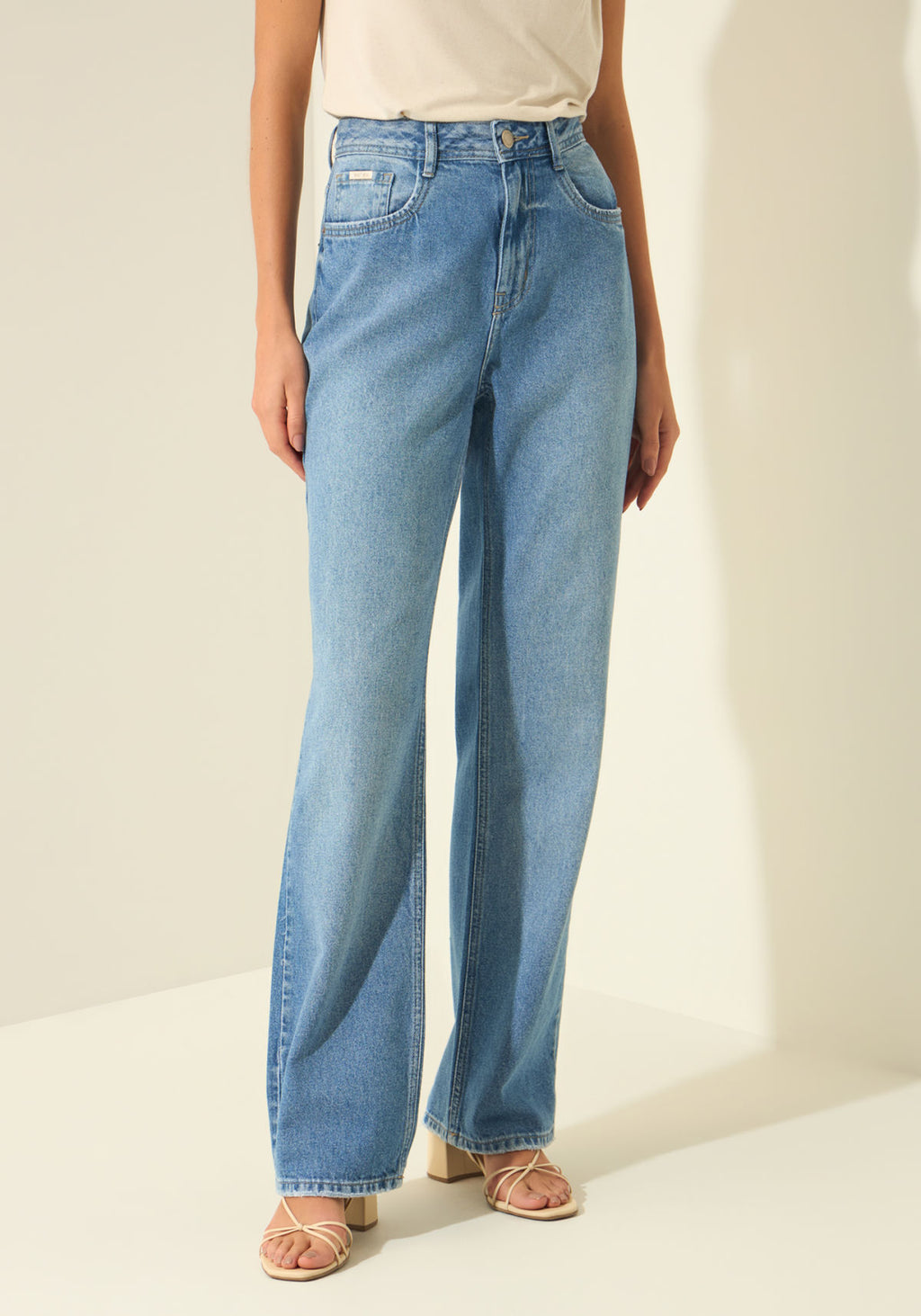 Calça Jeans Reta Com Cintura Alta E Bolsos
