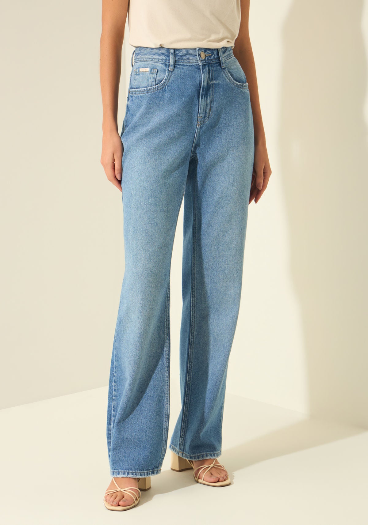 Calça Jeans Reta Com Cintura Alta E Bolsos