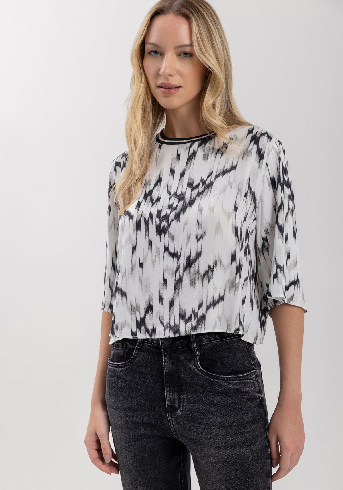Blusa Curta Estampada Com Mangas Lez A Lez Feminino 7139E