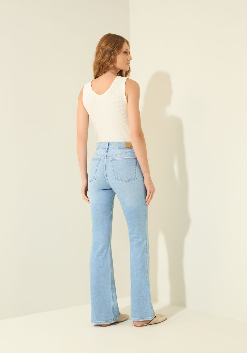 Calça Jeans Flare Com Cintura Alta E Elastano