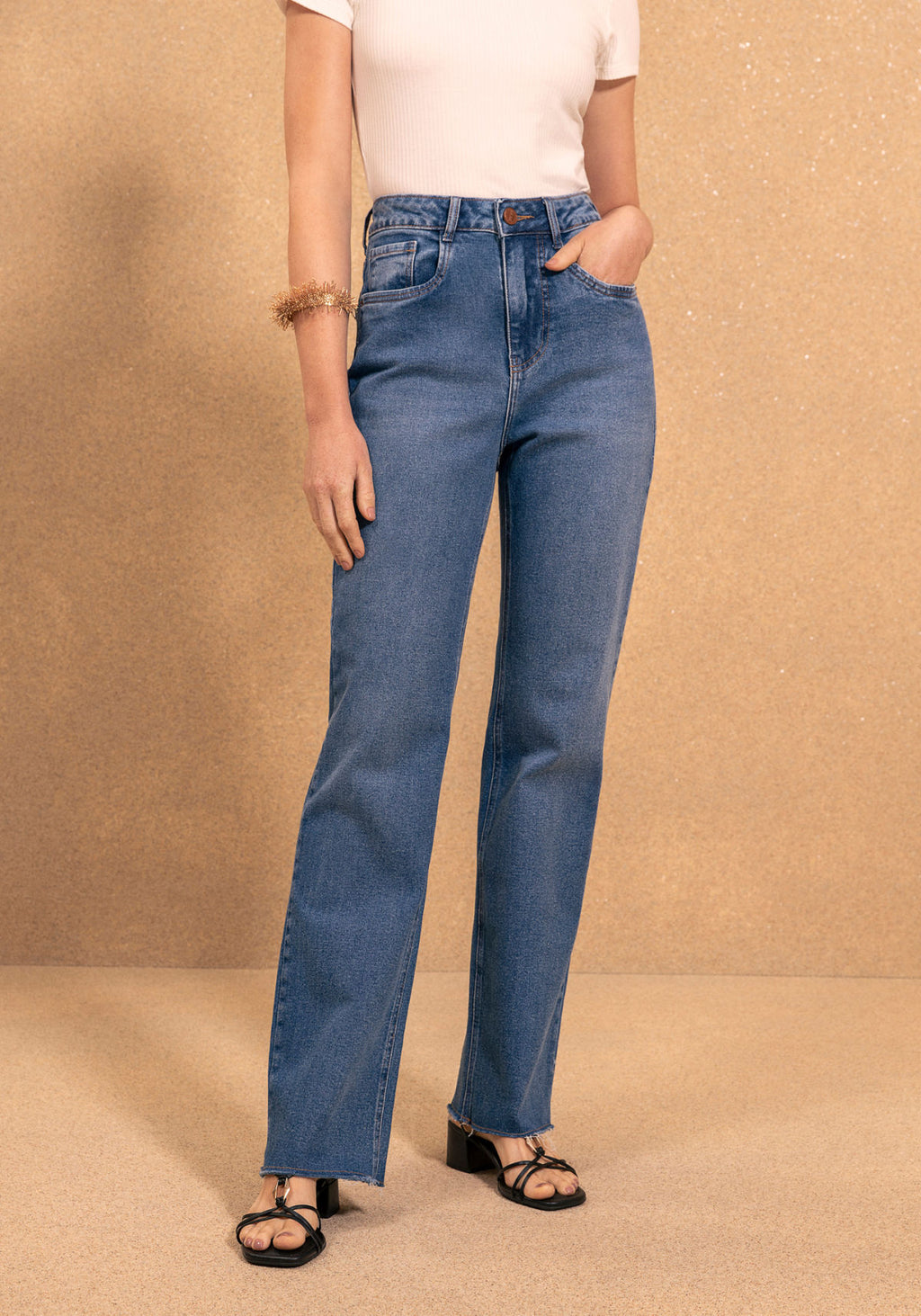 Calça Jeans Reta Com Cintura Alta E Barras A Fio