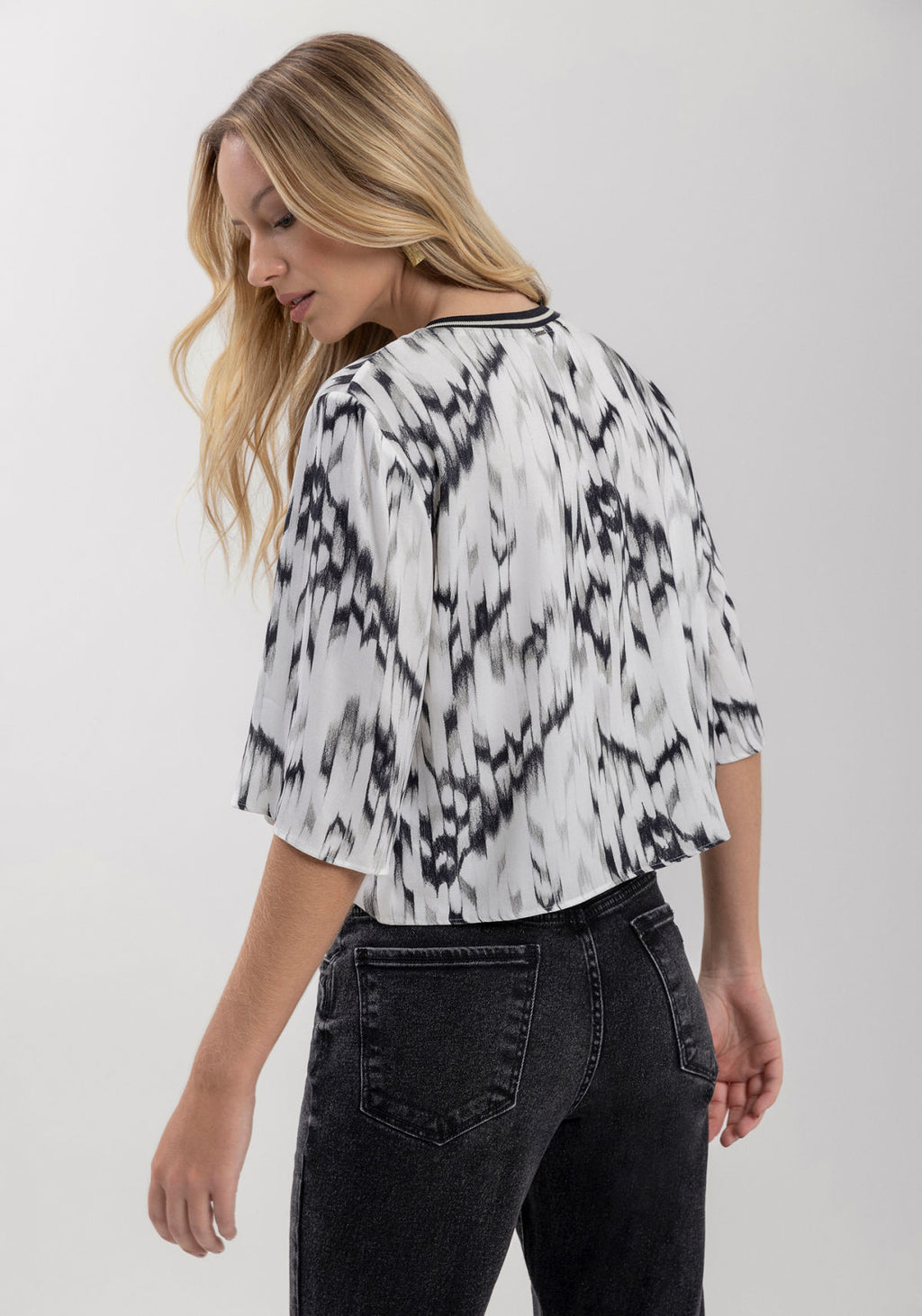 Blusa Curta Estampada Com Mangas Lez A Lez Feminino 7139E
