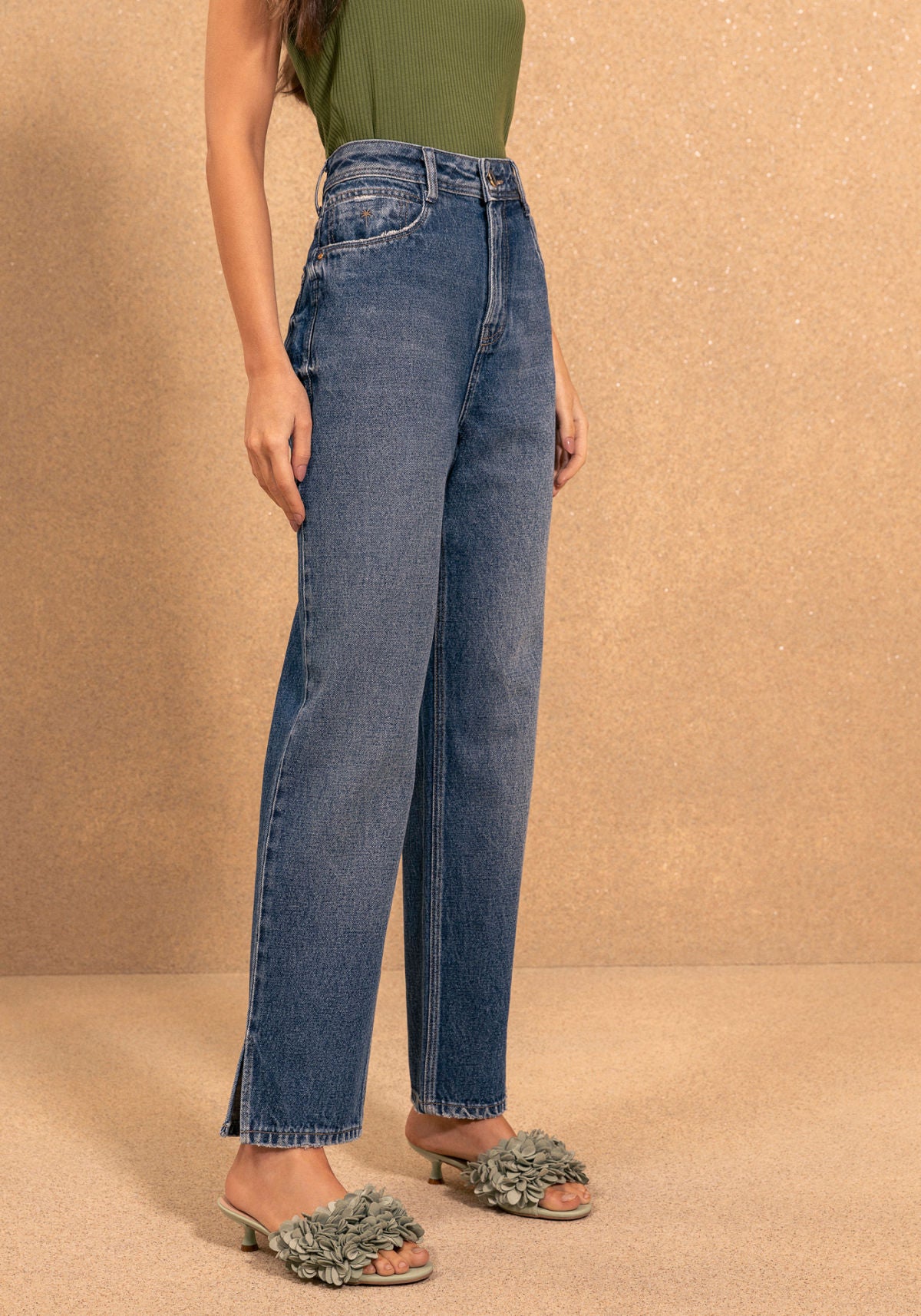 Calça Mom Jeans Com Cintura Alta E Abertura Nas Barras